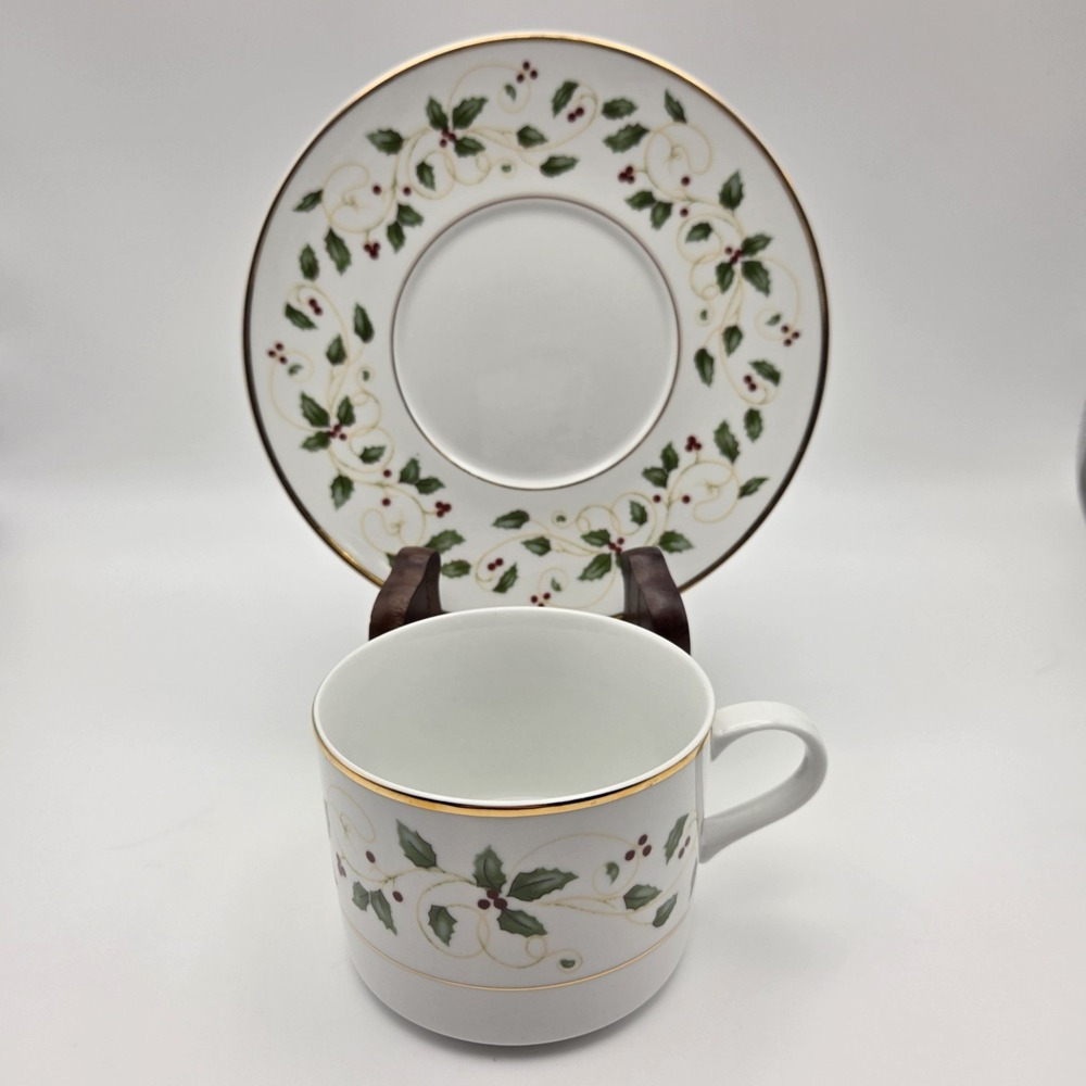 Set of 4 Wallace Silversmiths Christmas Holiday Vine Porcelain Teacup & Saucers